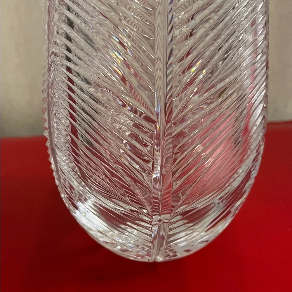 CRYSTAL CUT HERRINGBONE LEAVES DESIGN VASE SAW BORDERS 10